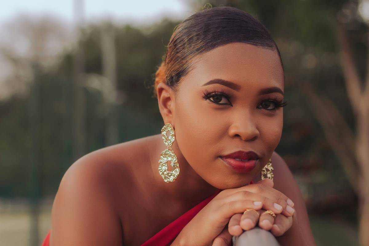 A photo demonstrating perfect blending techniques for classy makeup looks, focusing on smooth transitions between colors.