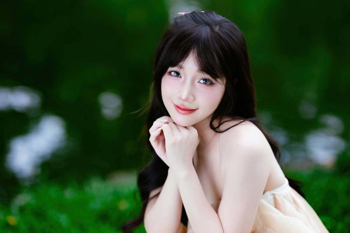 Zendaya wearing glowing yet sophisticated editorial makeup inspired by gold highlights and neutral tones.